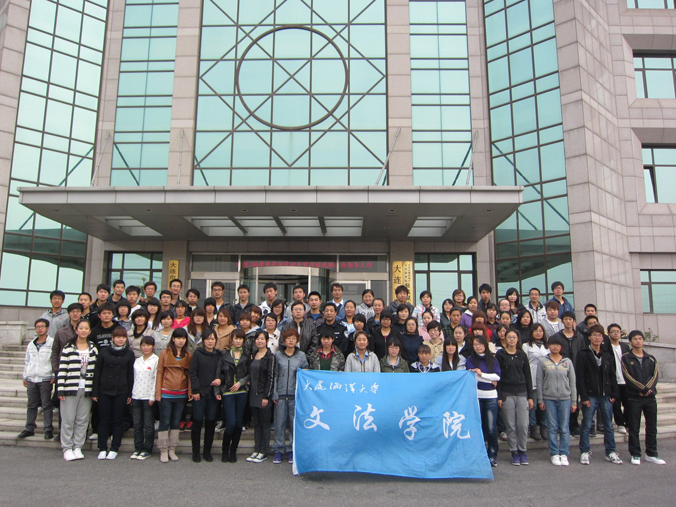 51吃瓜网
法学专业同学参观姚家监狱